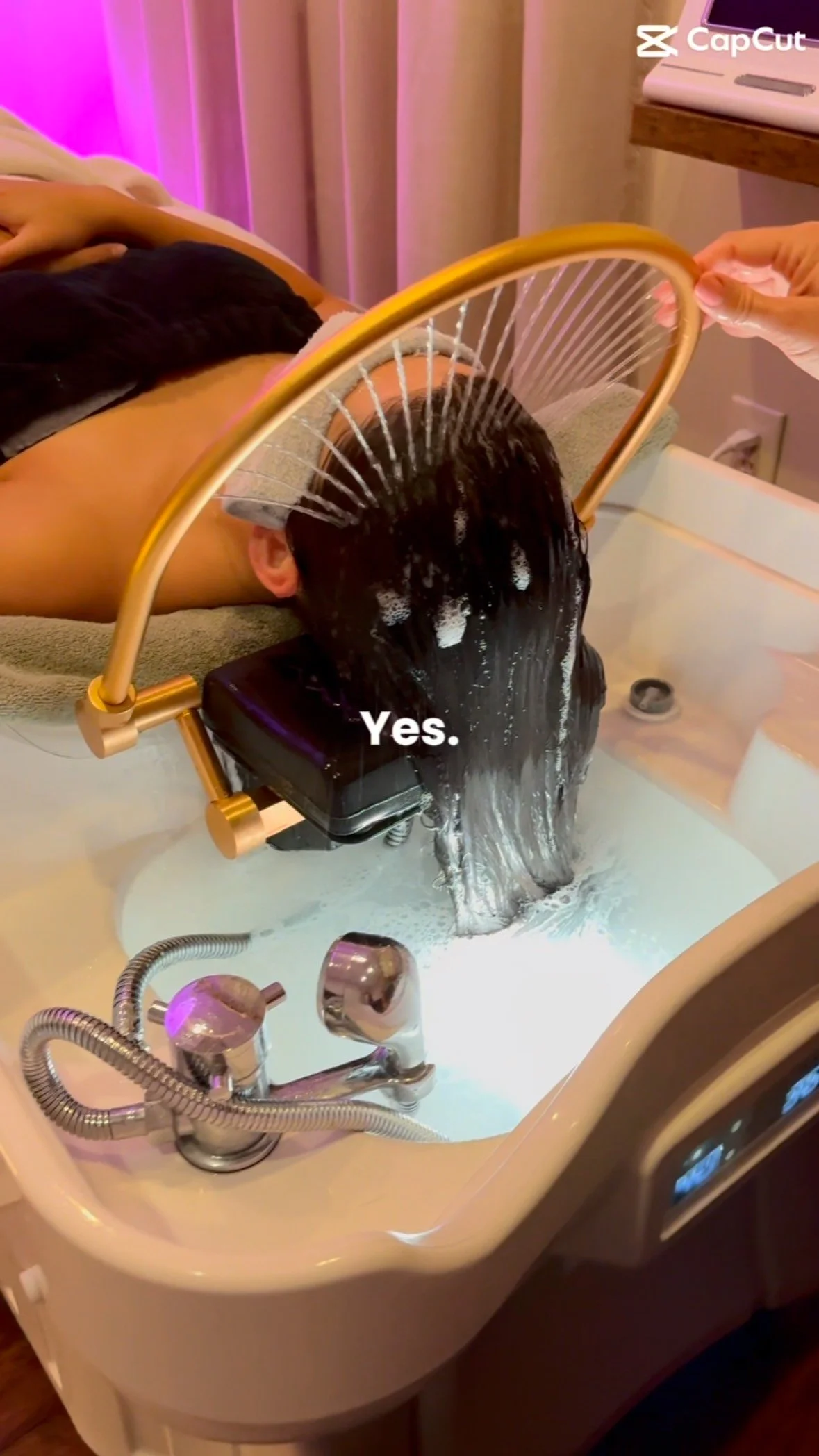 Summer Refresh at Align Head Spa 🌊❄️
Imagine this: cool water jets massaging your scalp, tension melting away… followed by a cooling jelly mask that soothes and hydrates your skin like a tall glass of ice water for your face.
✨ Scalp. Skin.