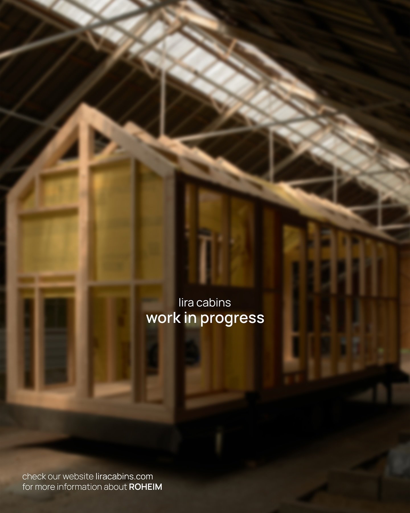 ROHEIM powstaje krok po kroku, zaczynając od solidnych podstaw.
Konstrukcja powstała w technologii szkieletowej i dzięki czemu jest trwała, lekka i elastyczna w adaptacji.
To rozwiązanie, kt&oacute;re pozwala łączyć nowoczesny design z praktycznością