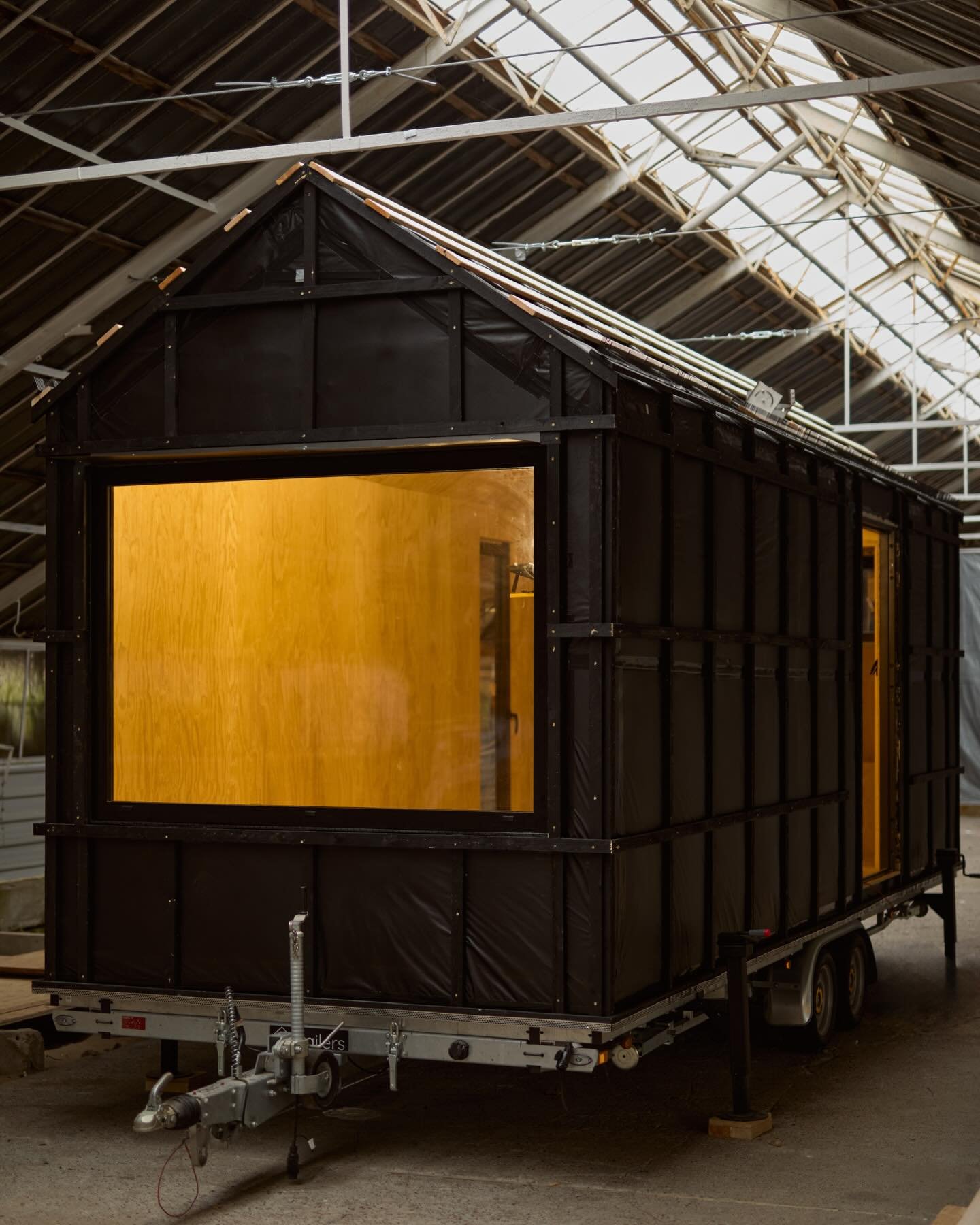 ROHEIM is coming together step by step.
The structure is now enclosed, the interior is ready for the final works, and our cabin is taking on its final character.

ROHEIM powstaje krok po kroku.
Przestrzeń jest zamknięta, wnętrze gotowe na ostatnie pr