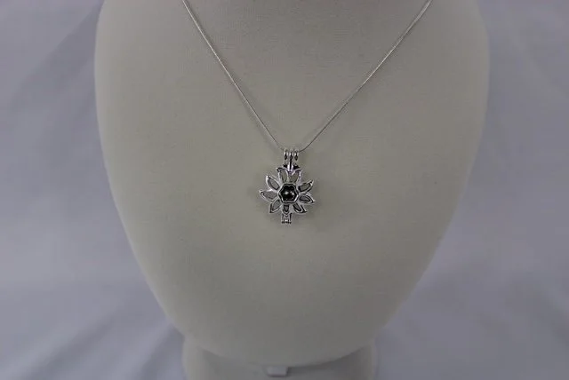 Sydnee flower dk green pearl necklace 2.JPG