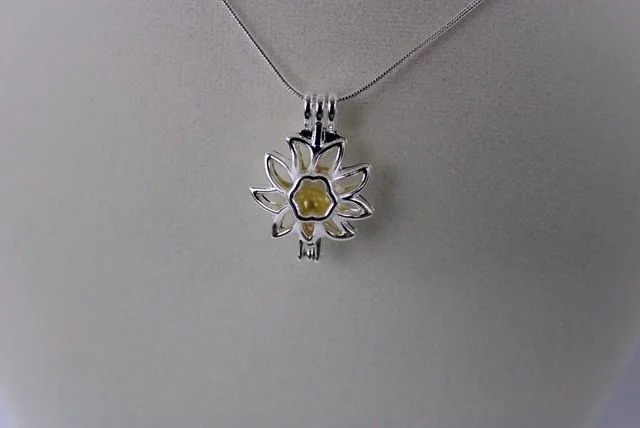 Sydnee flower yellow pearl necklace 4.JPG