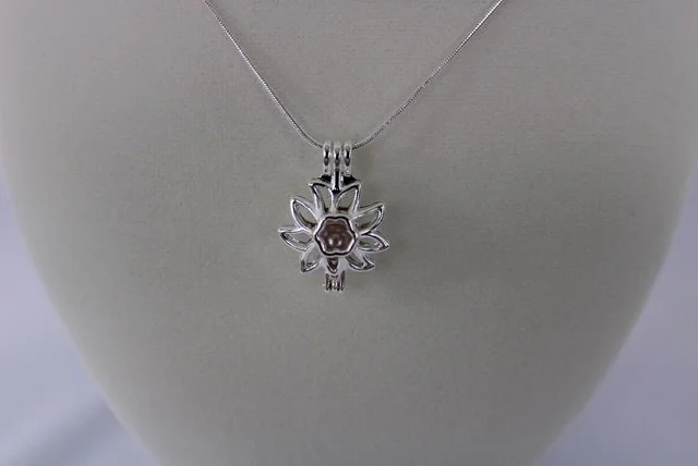 Sydnee_Flower_PInk Pearl Necklace2.JPG