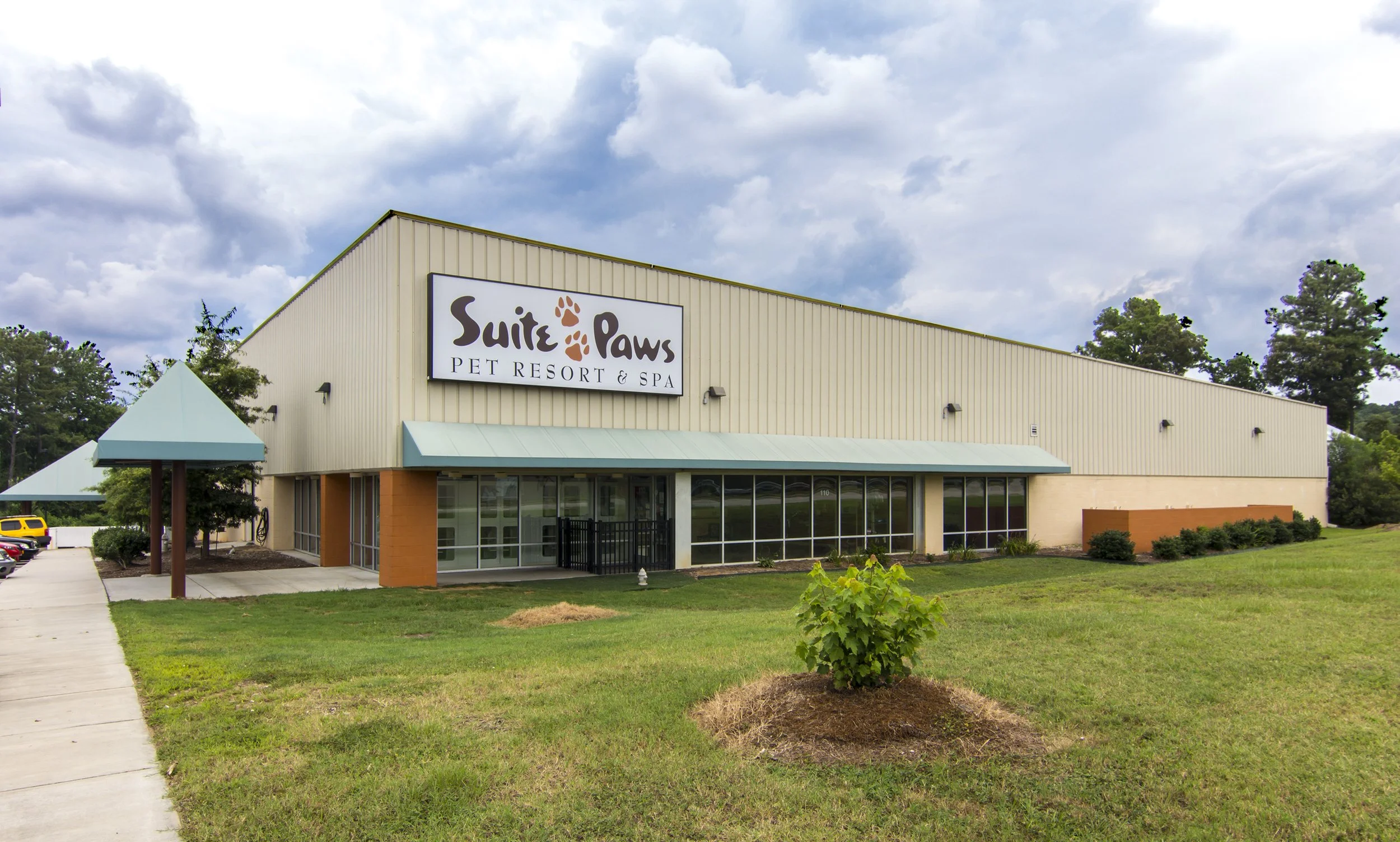 Raleigh Suite Paws Resort & Spa