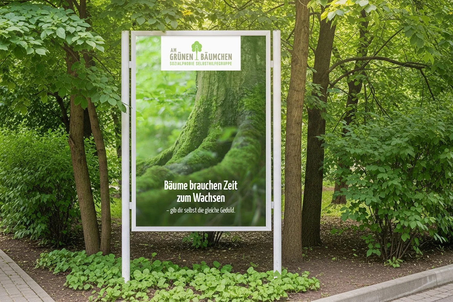 A green informational sign in a park surrounded by trees and bushes. The sign displays a close-up of a mossy tree root and includes text in German about the growth time of trees.