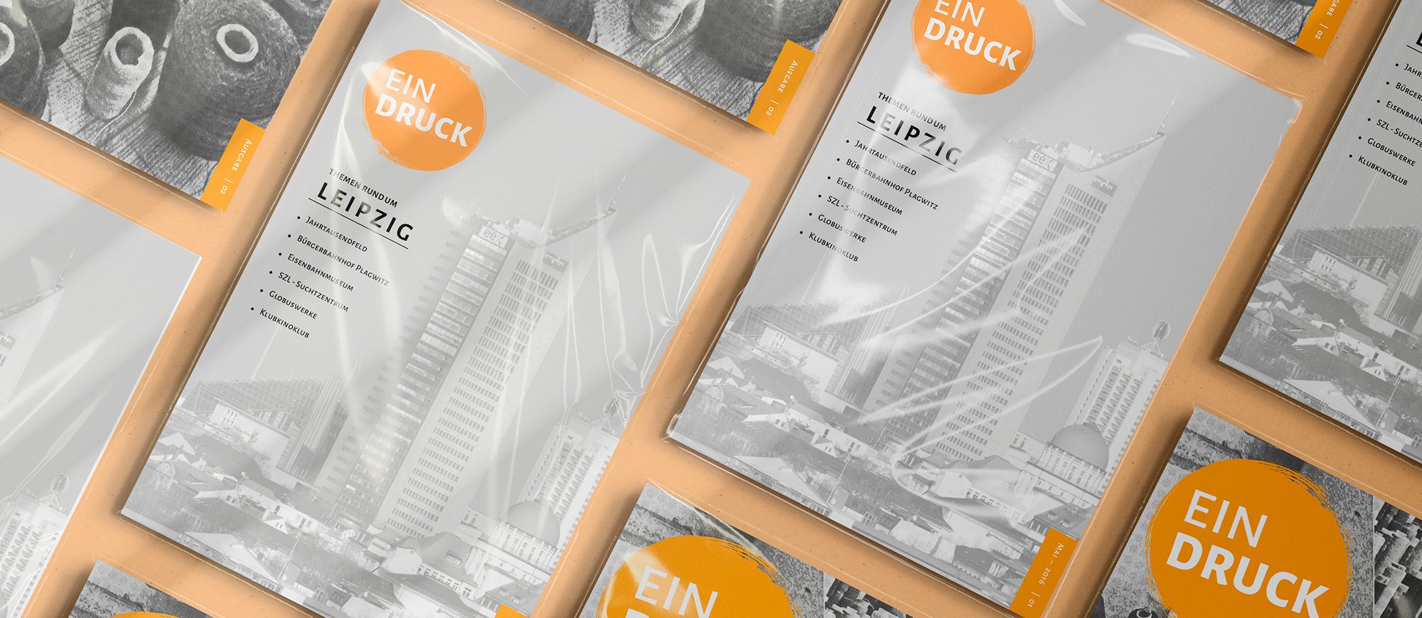 Flyers with cityscape images and orange circles with "EIN DRUCK" text, listing topics about Leipzig such as university, train station, museum, and clubs.