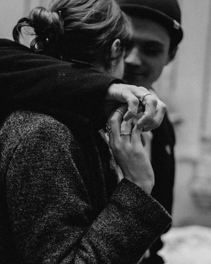 Deux personnes en embrassade, floue, en noir et blanc.