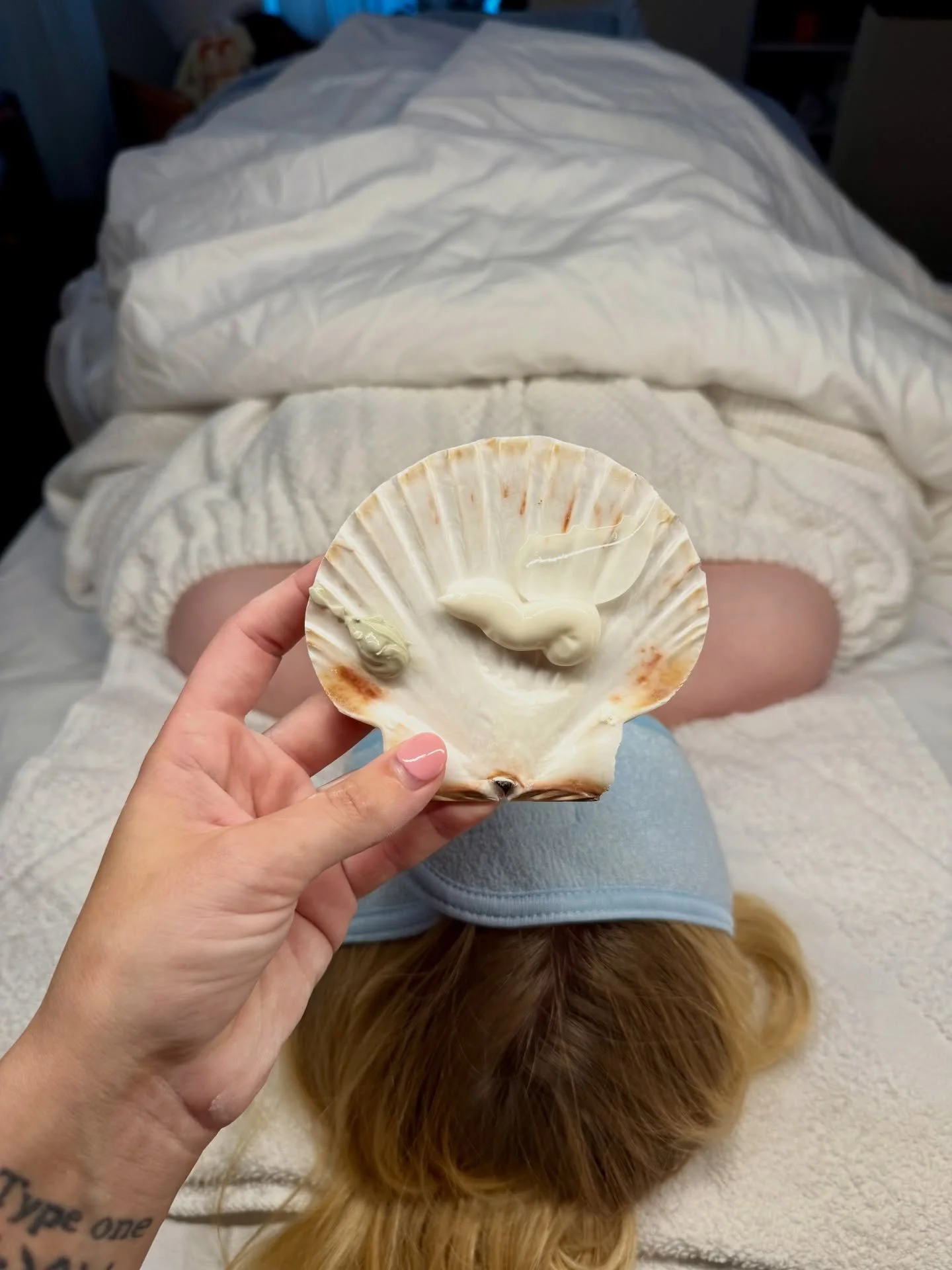 the mask &rarr; the glow ✨🫧🐚

we&rsquo;re mainly focusing on repairing her skin barrier and bringing hydration back, while spot treating some areas that are a little more congested

using @glymed Mattifying Sulfur Masque to spot treat and the @circ