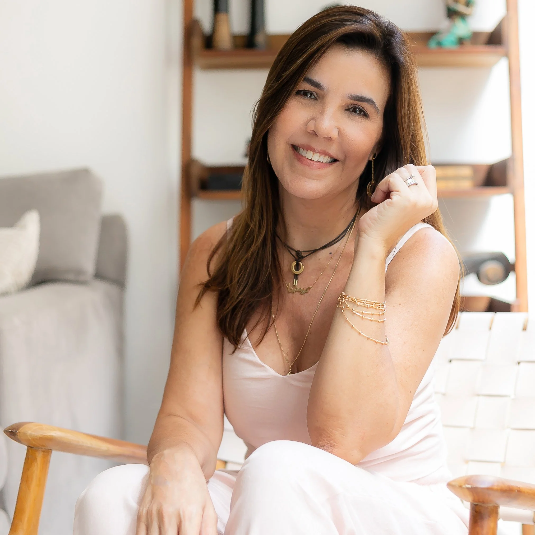 Conheça Cris Barata: designer grafica, webdesigner e especialista em branding e identidade visual para mulheres empreendedoras.