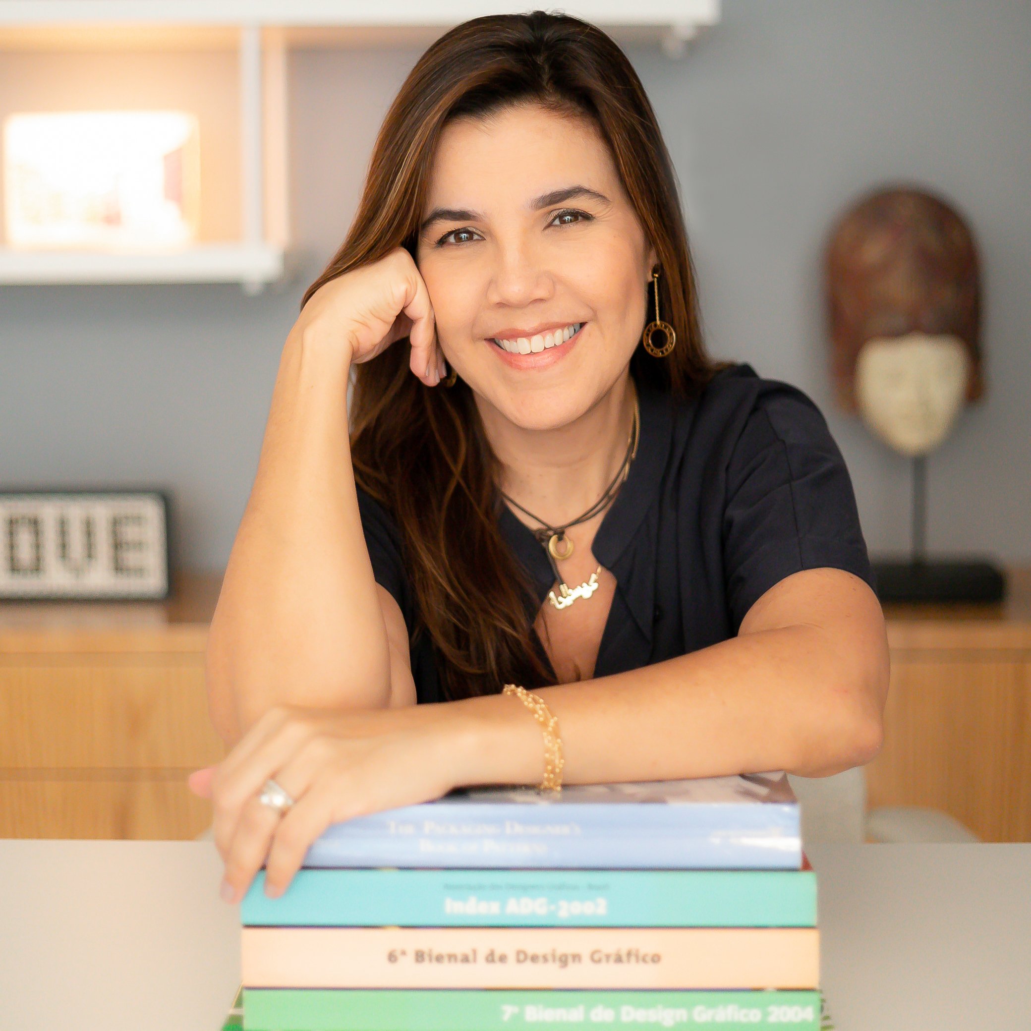 Conheça Cris Barata: designer grafica, webdesigner e especialista em branding e identidade visual para mulheres empreendedoras.