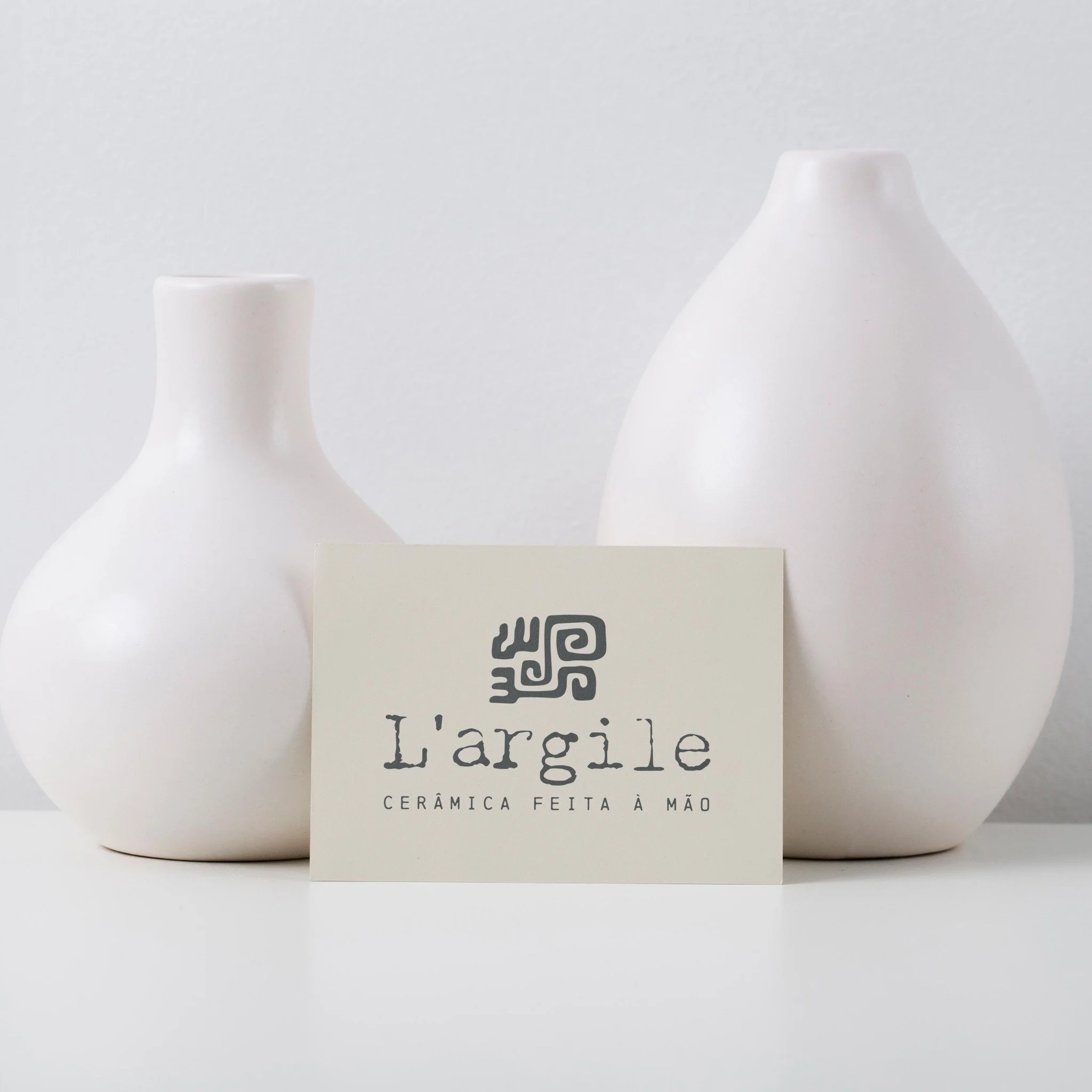 Novo branding para uma ceramista talentosa que transforma barro em arte! 

Inspirado nos hier&oacute;glifos, o s&iacute;mbolo representa a ancestralidade e a conex&atilde;o hist&oacute;rica da cer&acirc;mica com a humanidade. A tipografia irregular t