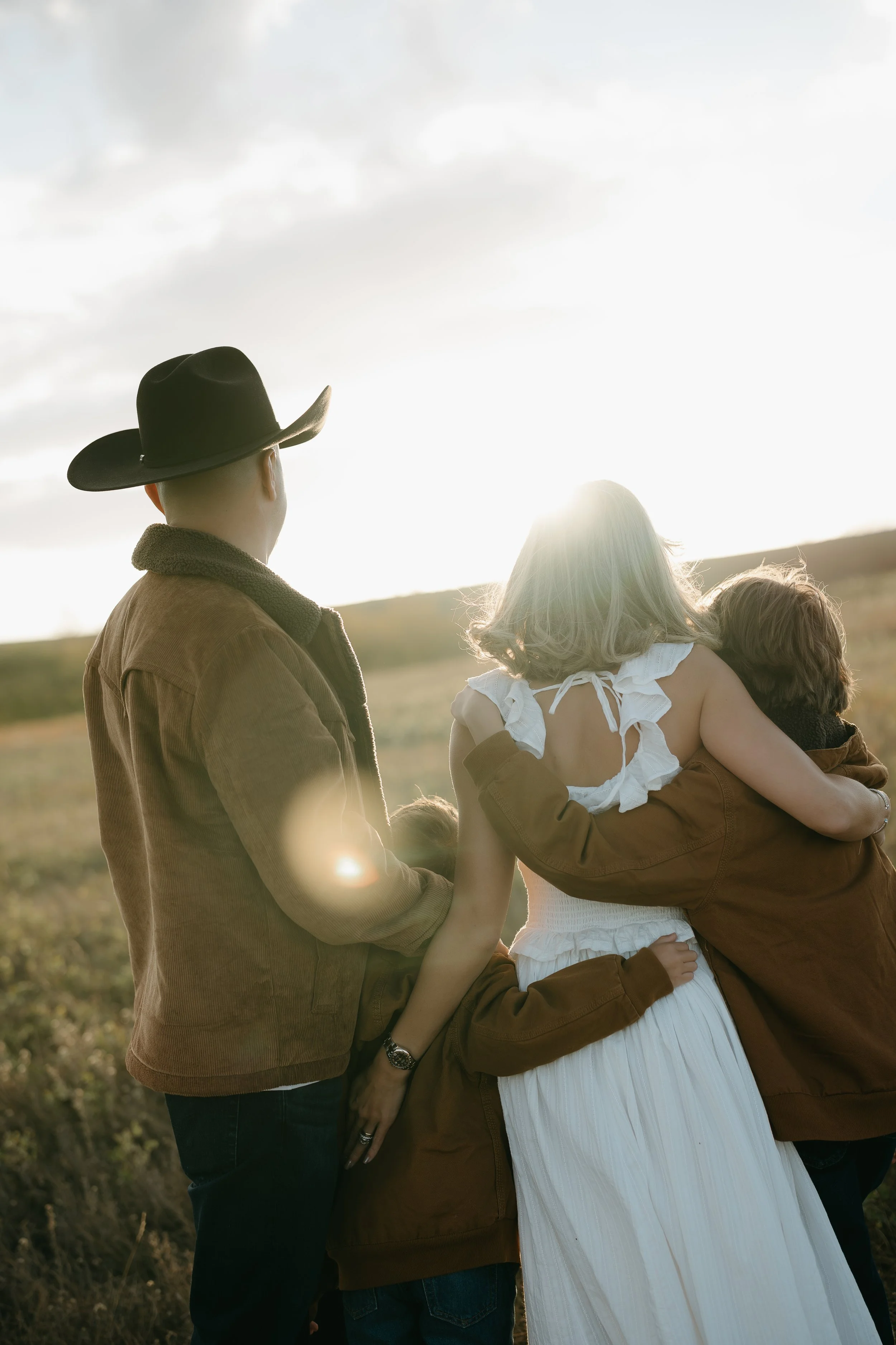 CALGARY ALBERTA FAMILY  PHOTOGRAPHER. FAMILY IN NOSE HILL PARK FOR FALL FAMILY PHOTO SESSION.  ELEGANT, WARM