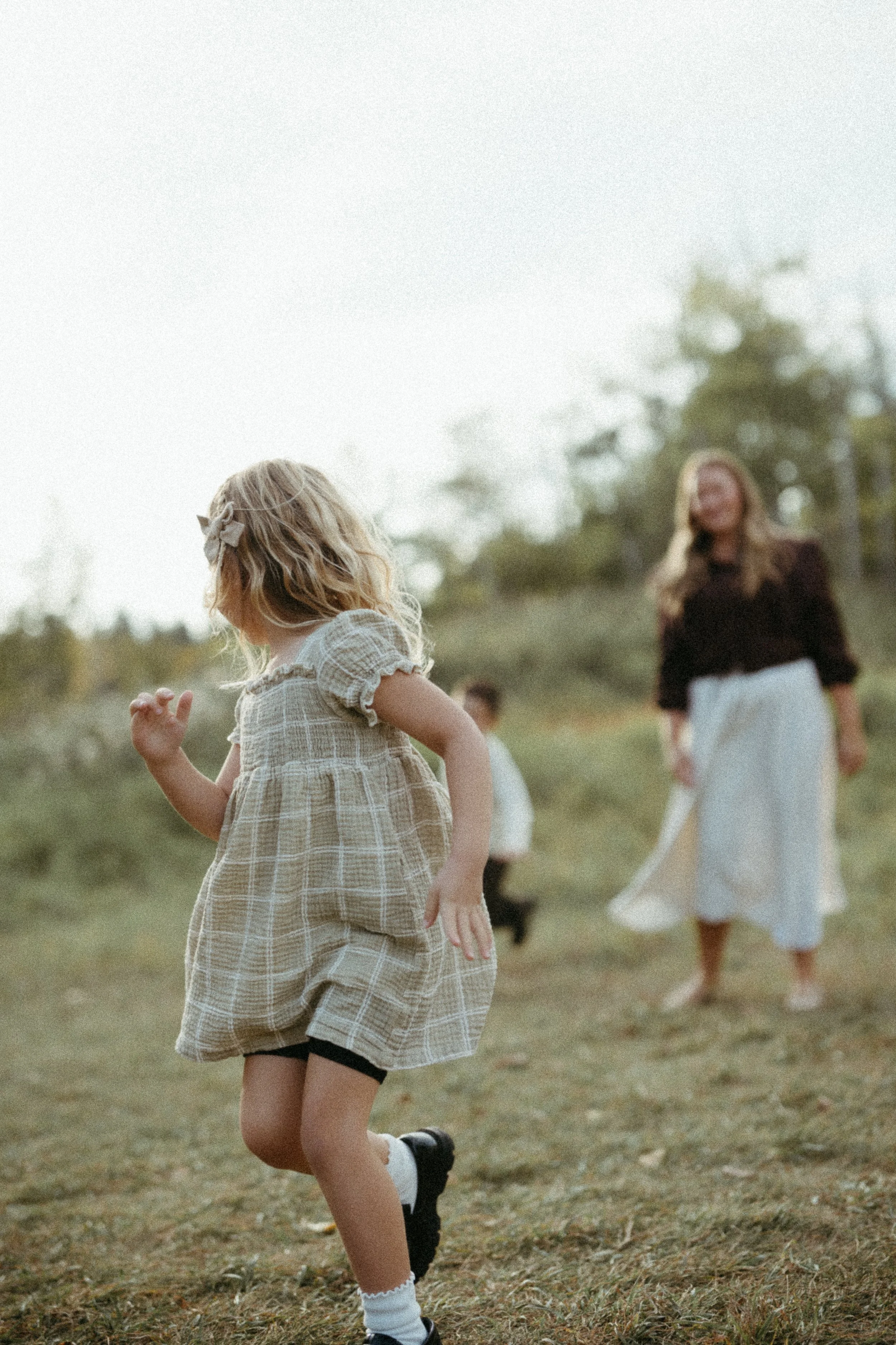 Calgary, Alberta, outdoor family photography session.  Fall photos in fish creek park Calgary of a family