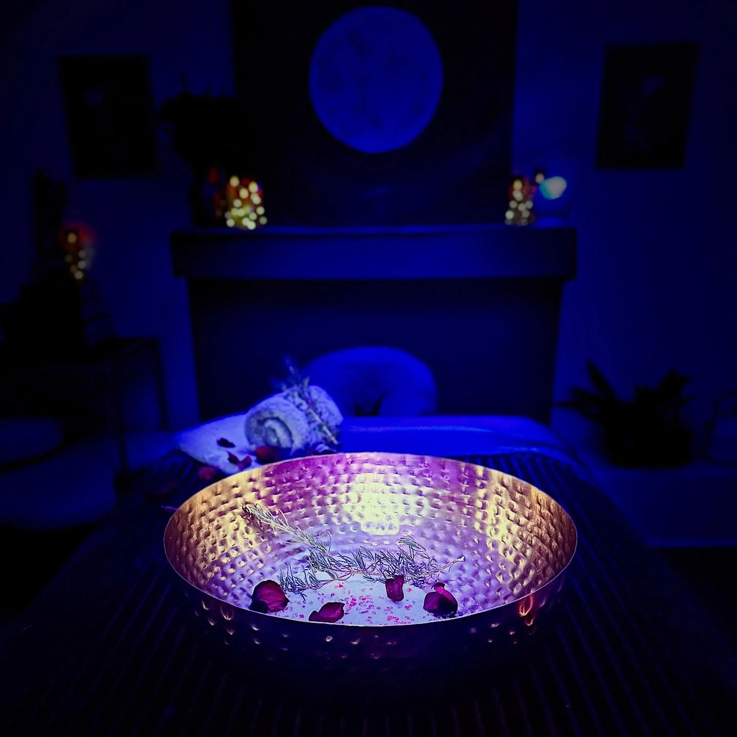 Indulge in serenity with our new Arrival Ritual. Sink your feet into a warm Epsom salt footbath, infused with botanicals, while a soothing scalp and shoulder massage melts tension away. Savor herbal tea as your worries fade. By the time you get onto 