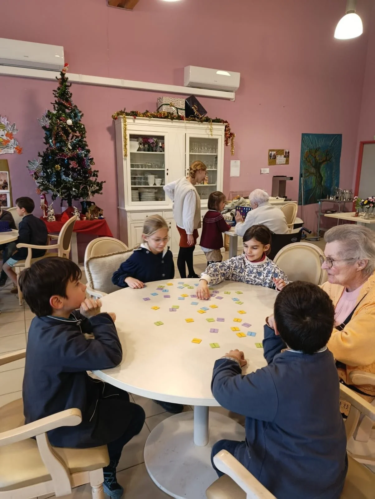 ⸻

✨ Quand les g&eacute;n&eacute;rations se rencontrent, quelque chose de pr&eacute;cieux se passe.

La semaine derni&egrave;re, les &eacute;l&egrave;ves de l&rsquo;&eacute;cole de Frigolet sont all&eacute;s &agrave; la rencontre des r&eacute;sidents