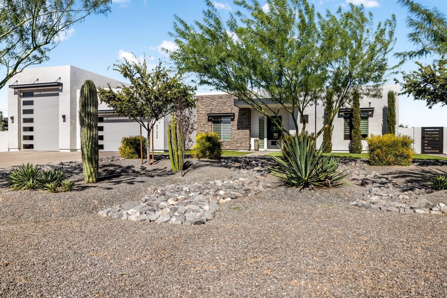 Sometimes it isn&rsquo;t just what&rsquo;s on the inside that counts. #realestatephotography #arizonarealestate #arizonarealestatephotography #newhome #arizonarealtor #realestatemarketing #phoenixrealestatephotography #realestate #virtualstaging #dro