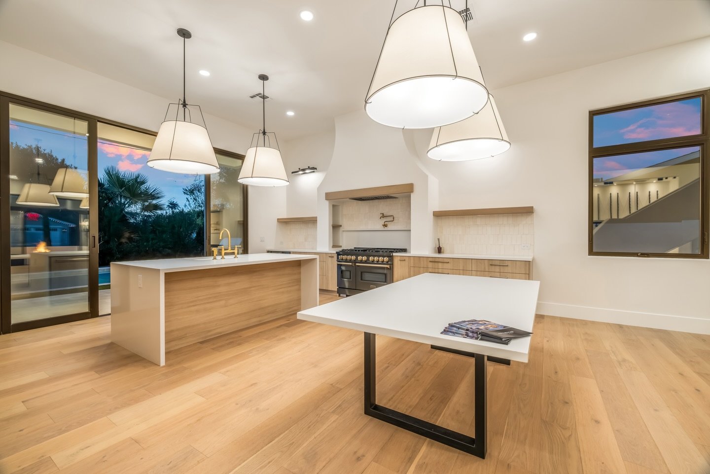 We&rsquo;ve shown you this stellar home from the outside during twilight, but the interior is just as impressive. Ultimate finishes and gorgeous design choices definitely make it stand out to us. #azrealestatephotographer #phoenixrealestatephotograph
