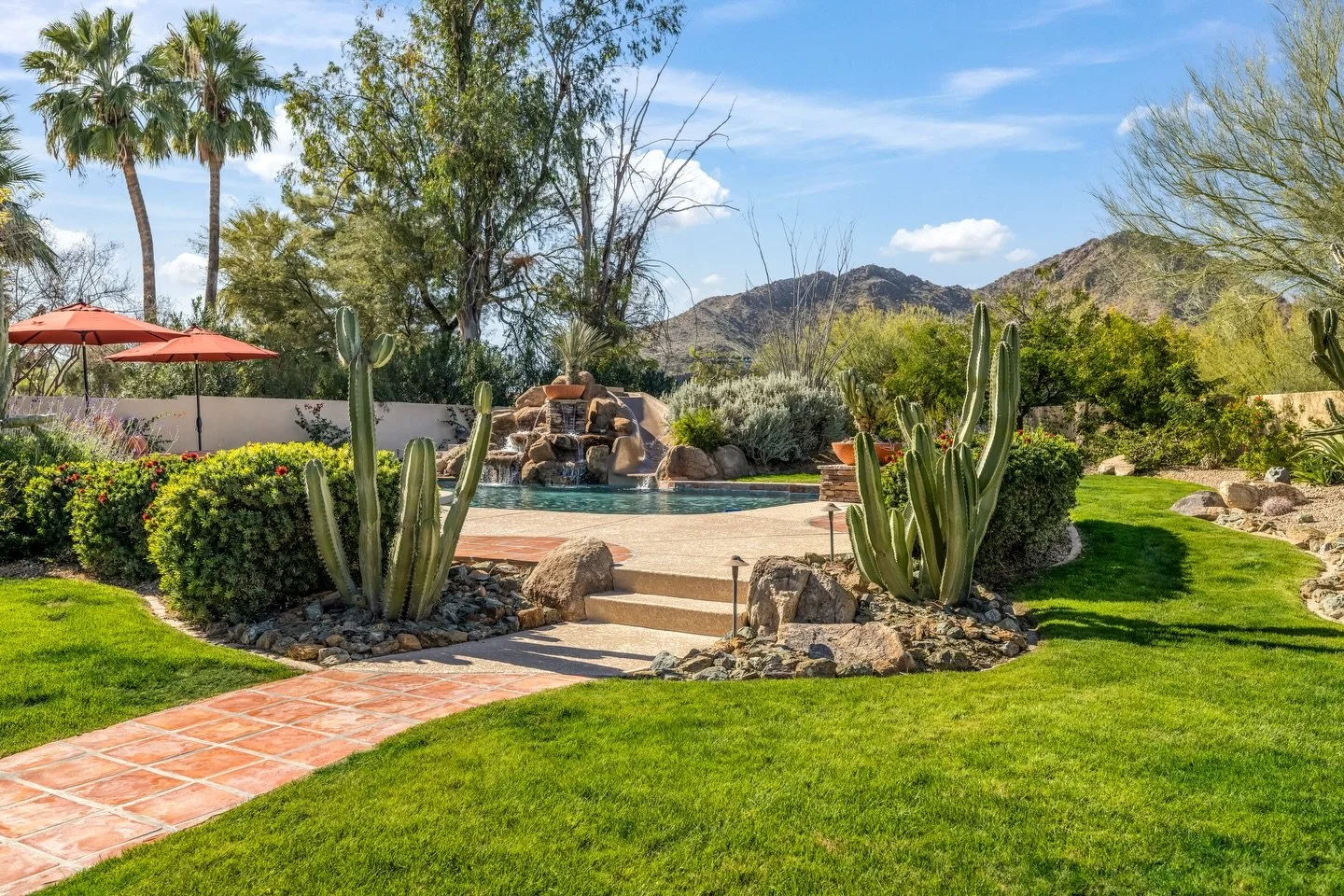 Desert living at its finest. We love how the natural landscape blends so perfectly with this home. Arizona really is beautiful. #azrealestatephotographers #phoenixrealestatephotography #scottsdalerealestatephotography #realestatephotography