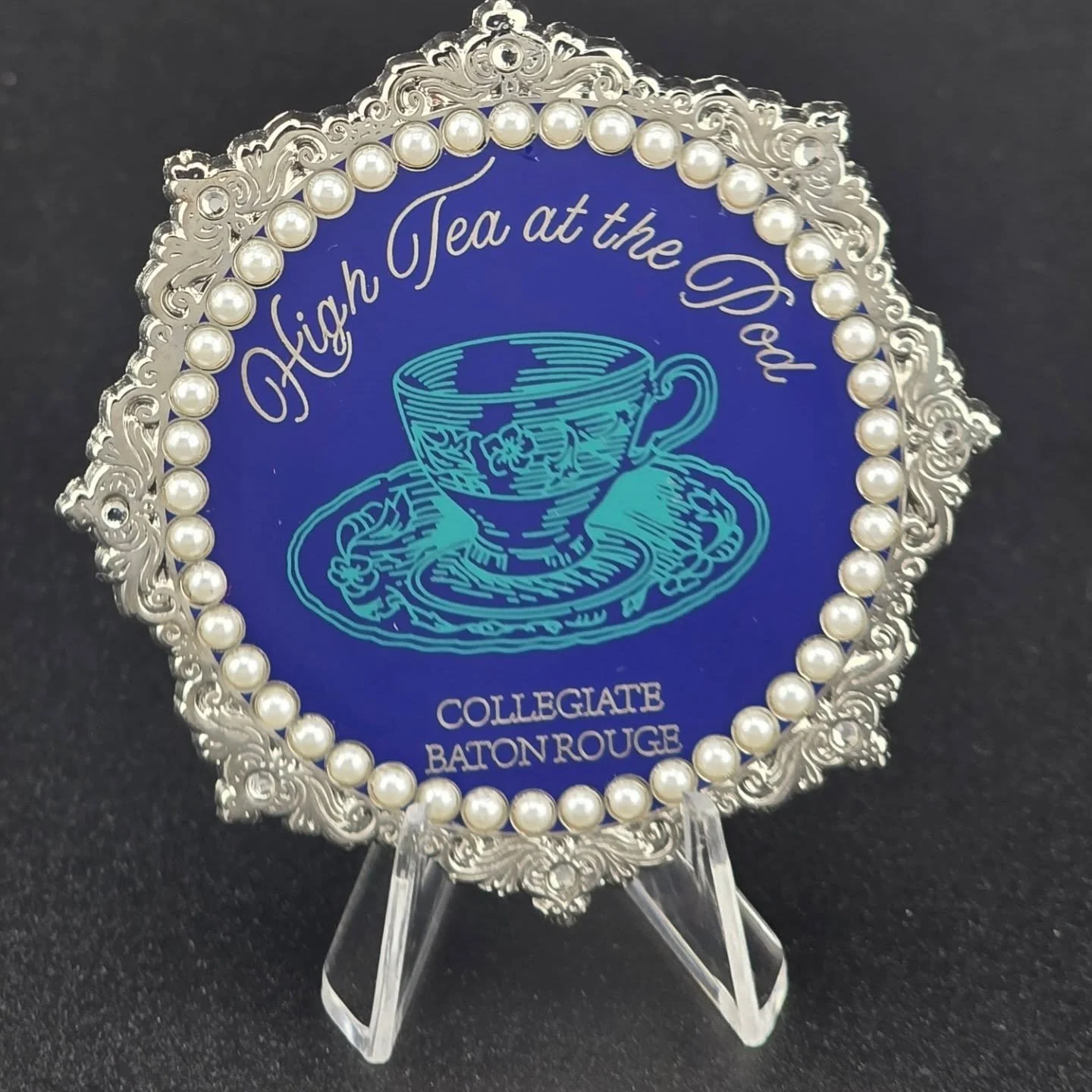 This piece was designed and custom made for a special group of ladies at Collegiate Baton Rouge.

It was careful crafted to capture the boldness and elegance of the Distinguished Ladies of the Pod. 

Check out our digital portfolio:
https://www.bleux