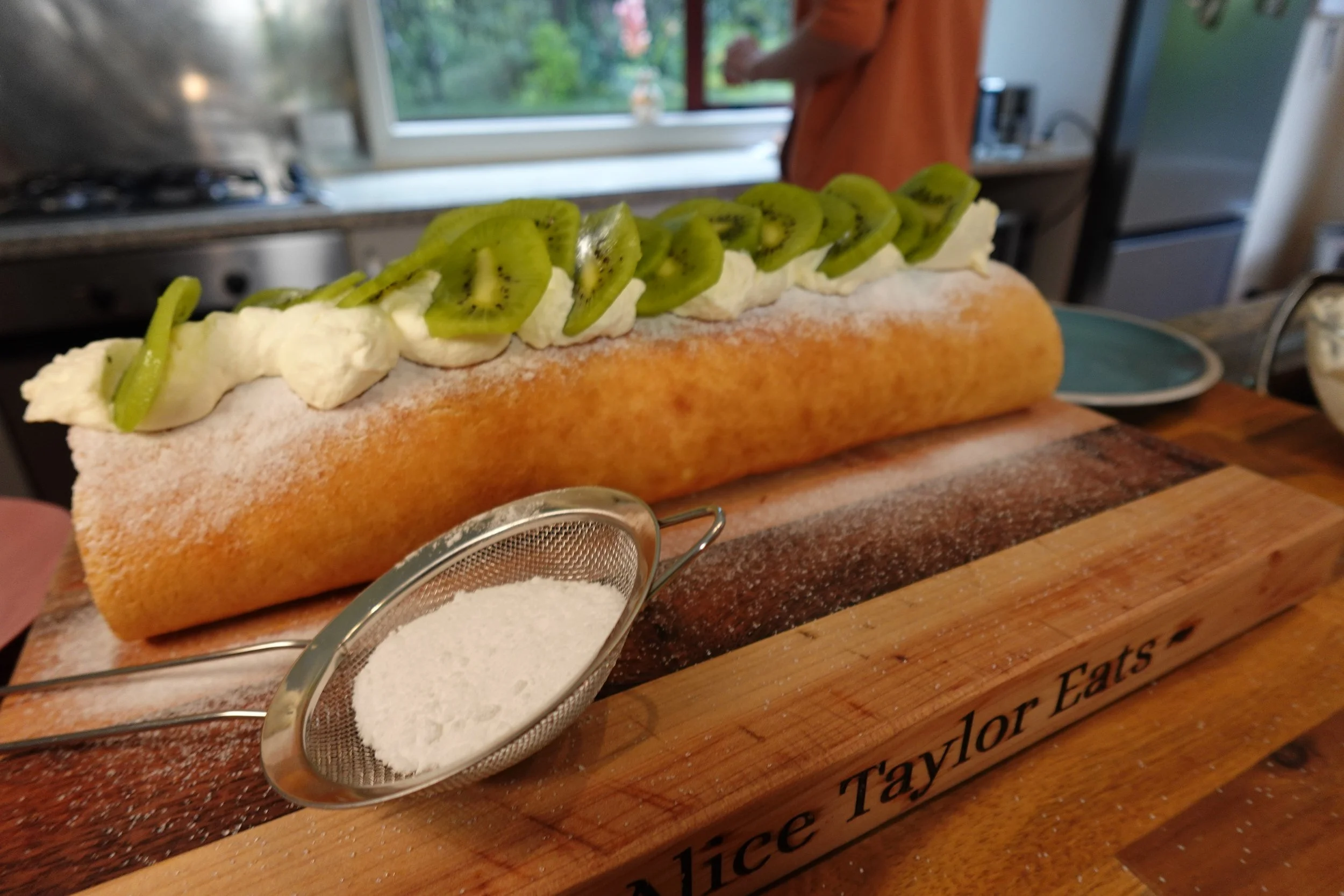 Kiwifruit Roll Cake