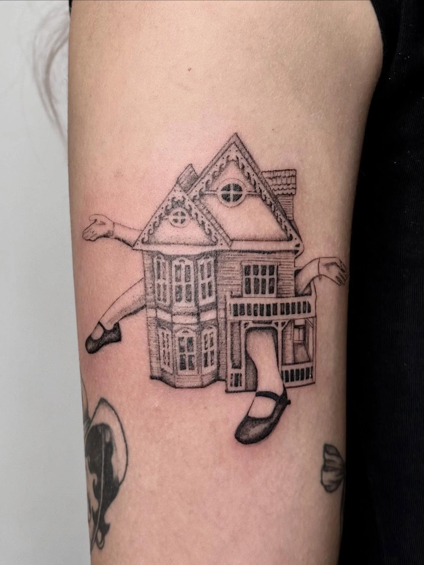 checking in!!!

in a season of so much travel which has just been amazing&mdash;-
I&rsquo;m booking for November and December&hellip; really wanting to do high exposure black work and BIG BACK PIECES PLZZZZ

lots of events the end of this month&helli