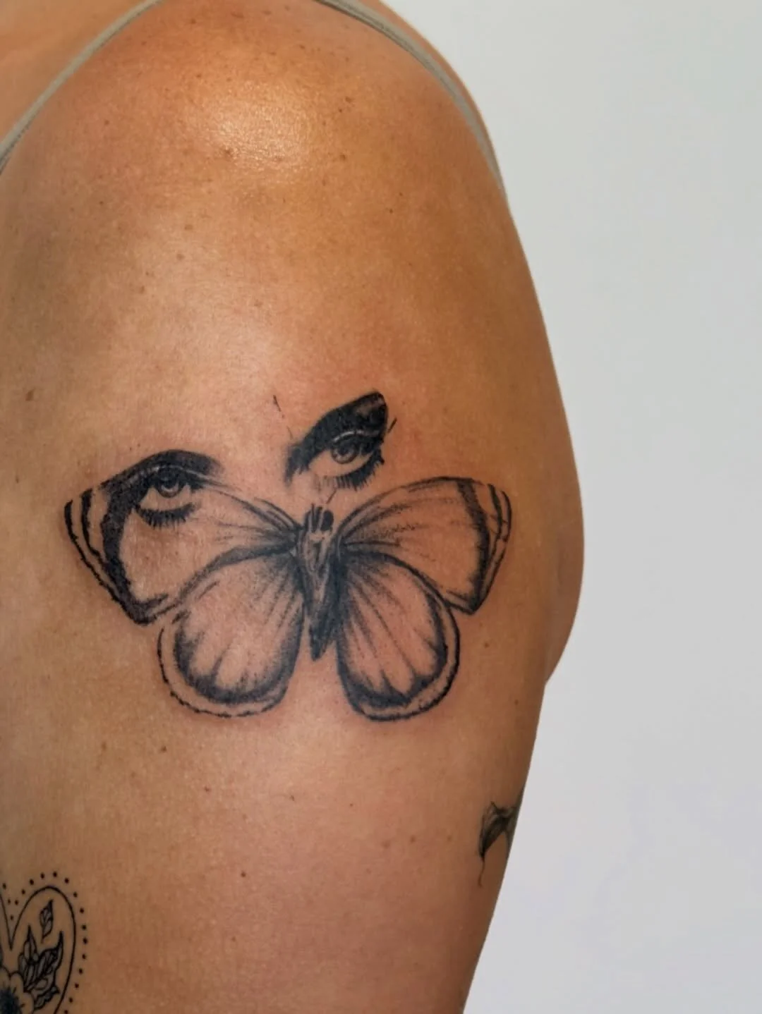 butterflies when I look at you&mdash;-

*3 hour session*
white ink in the eyes for sparkle***

-still have spots open the last two weeks of June and NOW BOOKING JULY

#microrealismtattoo #surrealism #finelinetattoos #finelinetattooartist #patchworkta