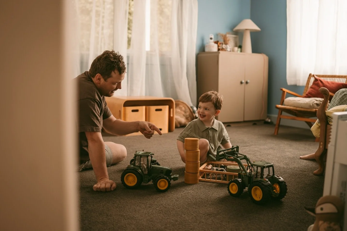 Tractors, giggles, and time well spent, right in the middle of everyday life 🚜 🌾

I adore quietly capturing these special moments with families, and watching the special bonds between a parent and child 🧡