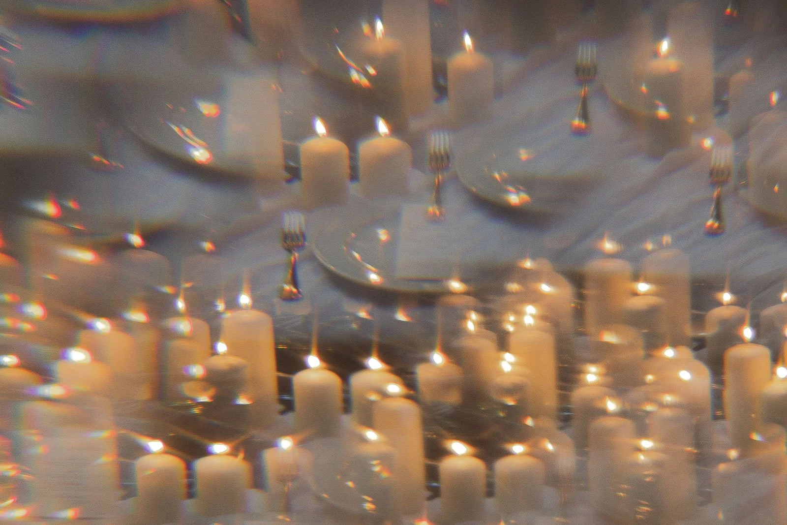 Mehrere Tortenkerzen auf einer Kristallleuchter