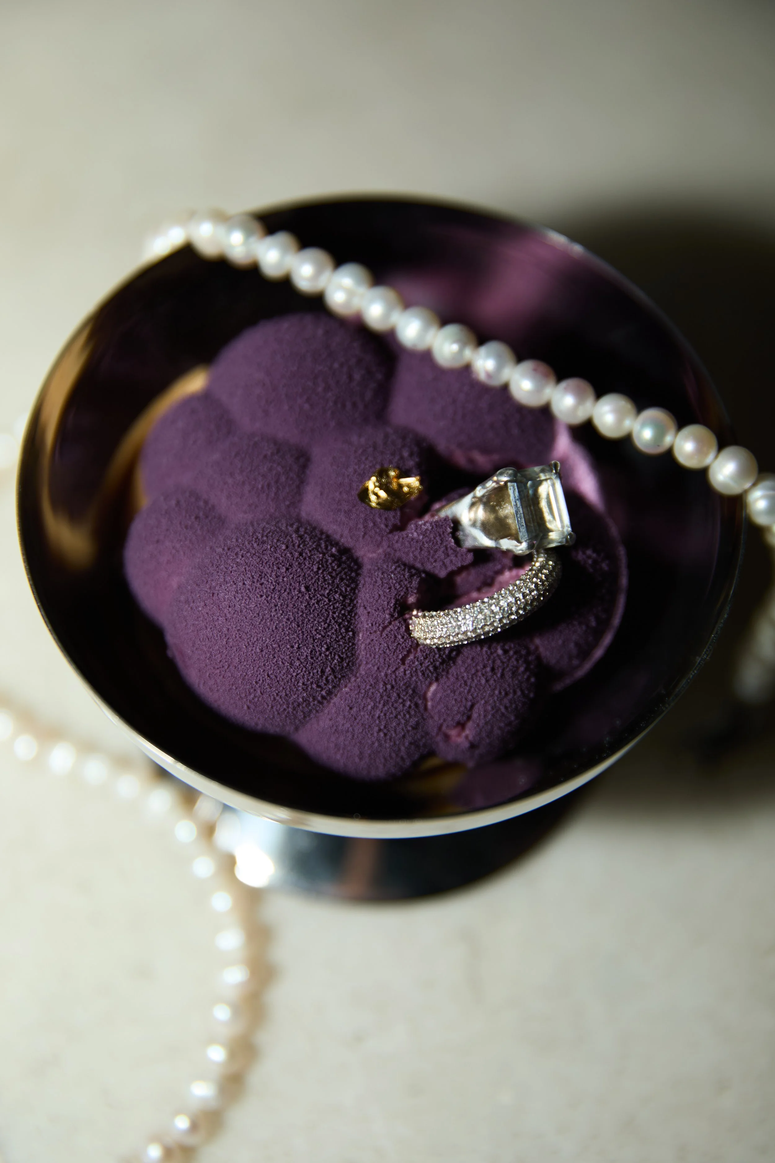 Perlenkette, Schmuck, Silberring, violette Schleife, schwarzer Hintergrund, eleganter Schmuck