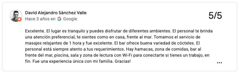 Reseña en Google sobre un lugar de descanso frente al mar con bar y área de lectura, llamado La Mar de Bien