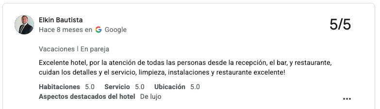 Reseña de hotel en Google, destacando atención, limpieza, instalaciones y restaurante de lujo.