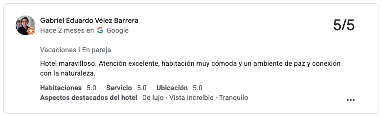 Reseña de un hotel de lujo con vista panorámica, atención excepcional y entorno tranquilo en un entorno natural.