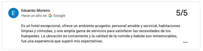 Reseña de hotel destacando su ambiente acogedor, personal amable, habitaciones limpias y cómodas, y buena calidad y variedad de comida y bebida.