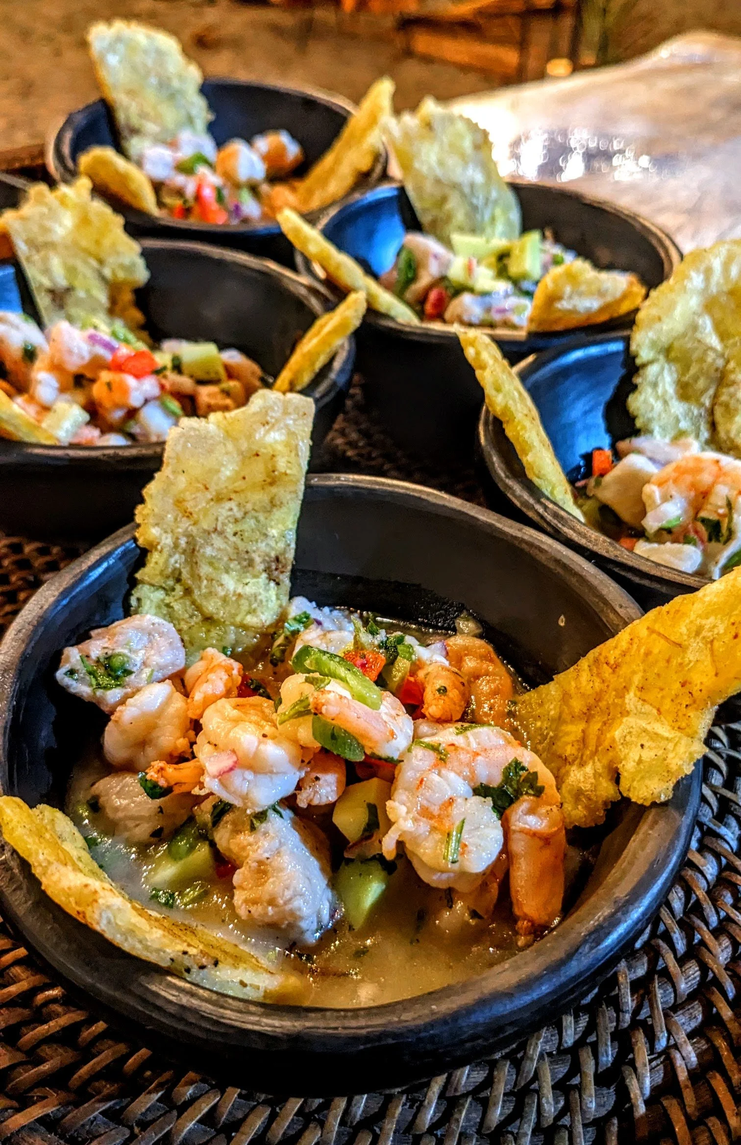 Ceviche gourmet con shrimp, tajadas de plátano frito, totopos y camarones.