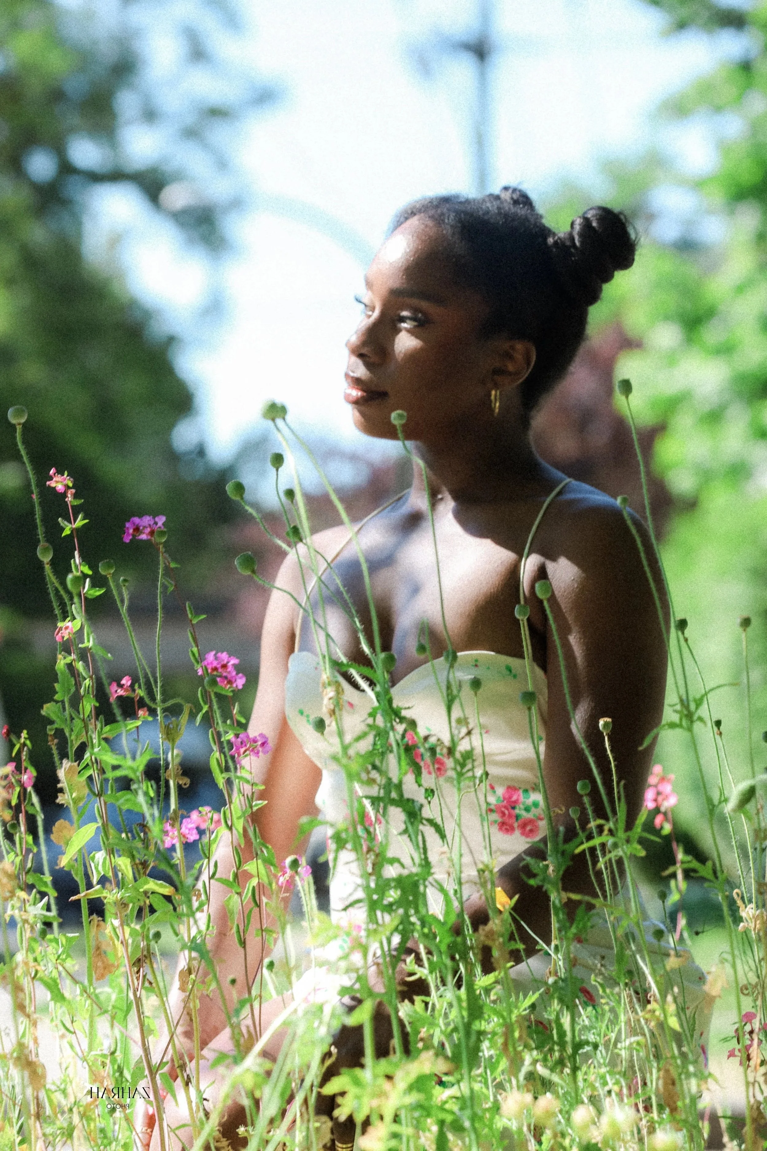 She moves gently,
but her presence is undeniable.

Held by light.
Framed by nature.
Captured as she is.

Join upcoming sessions in Vancouver
zahracreativestudio@gmail.com