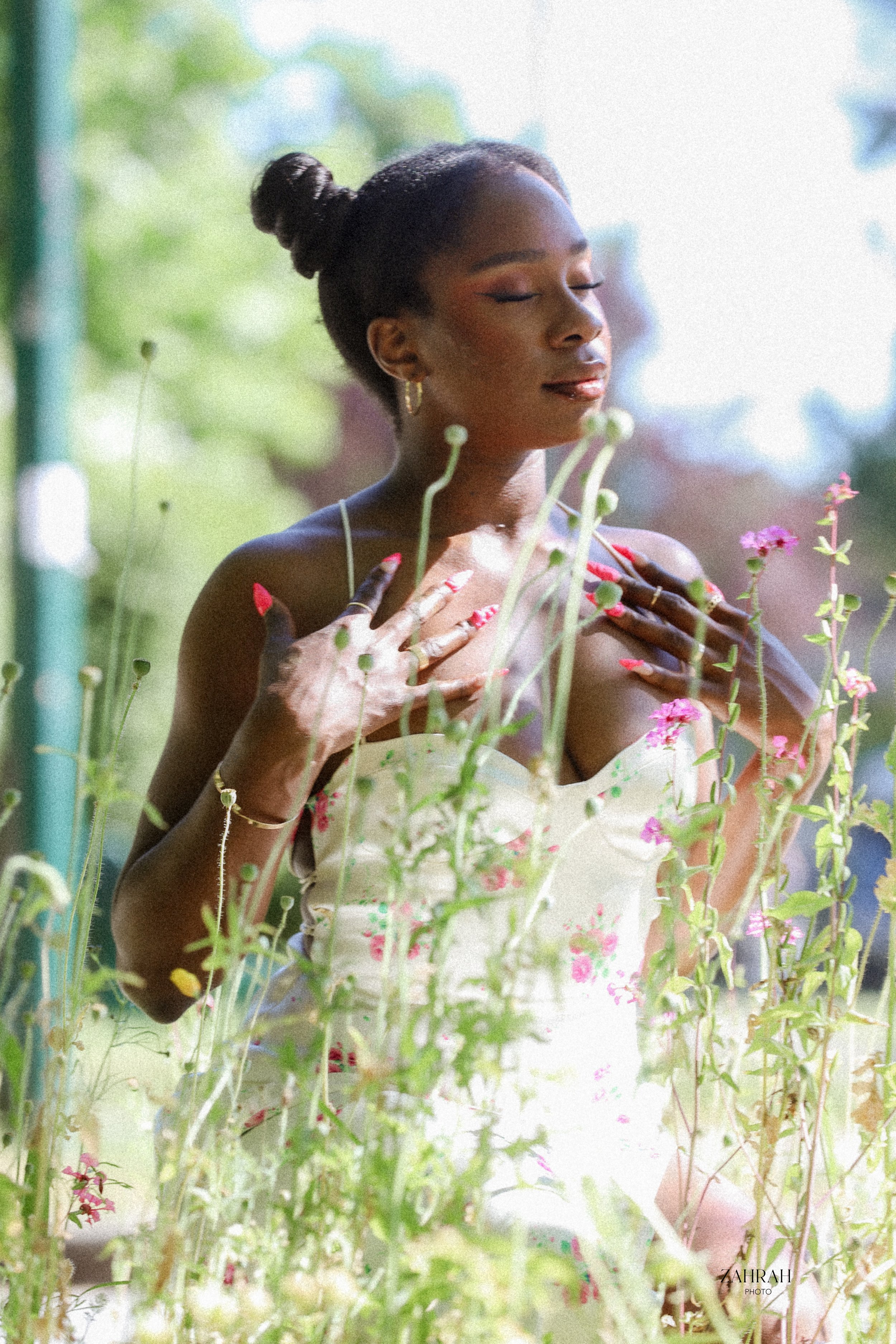 She moves gently,
but her presence is undeniable.

Held by light.
Framed by nature.
Captured as she is.

Join upcoming sessions in Vancouver
zahracreativestudio@gmail.com