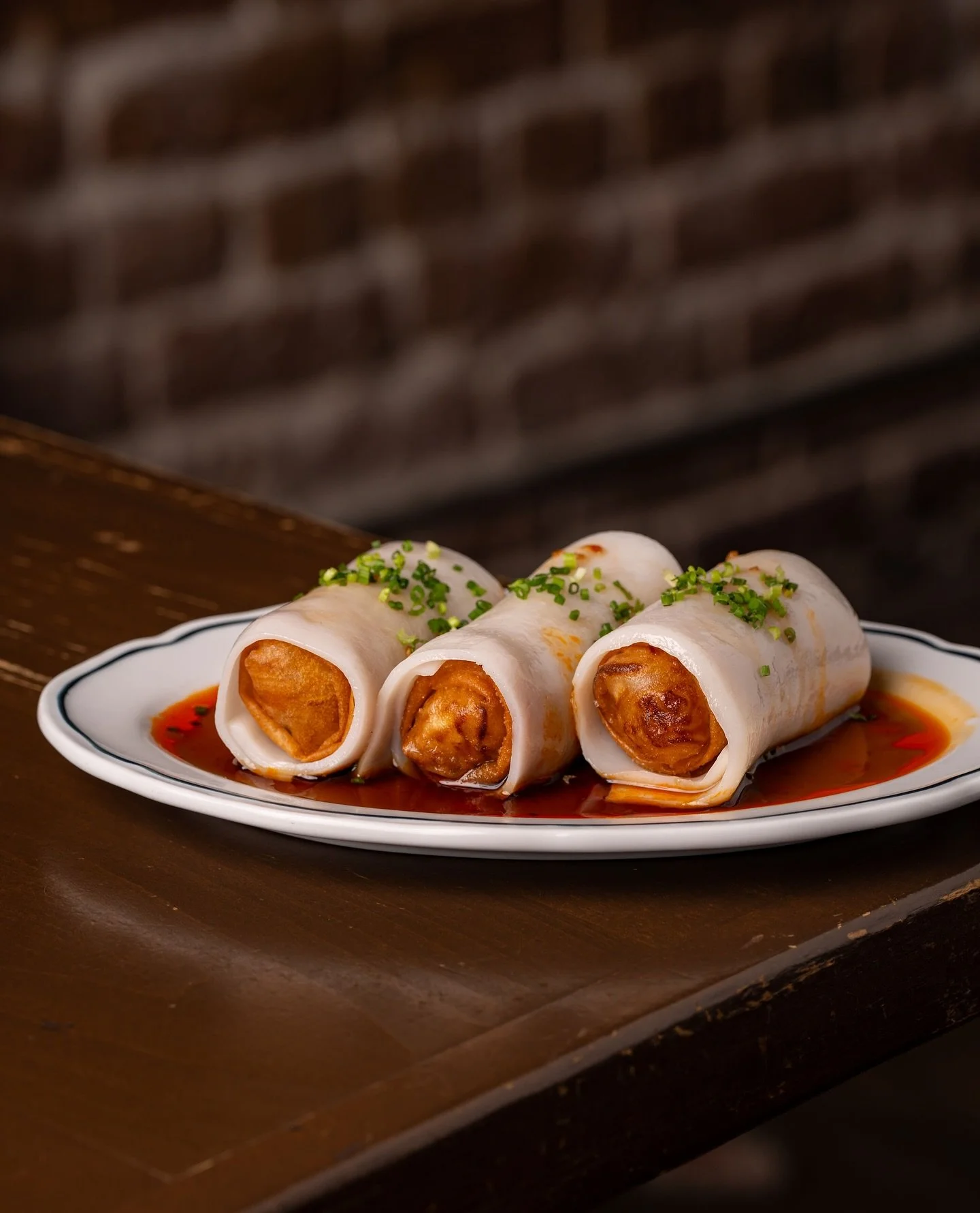 Textures. Bouncy glass noodles &amp; veg inside the crispy lumpia wrapper, rolled into chewy fresh rice noodle. Served w soy vinegar sambal 🤤

Make your reservations today on our profile &ldquo;reserve&rdquo; button Or click on our website! We are r