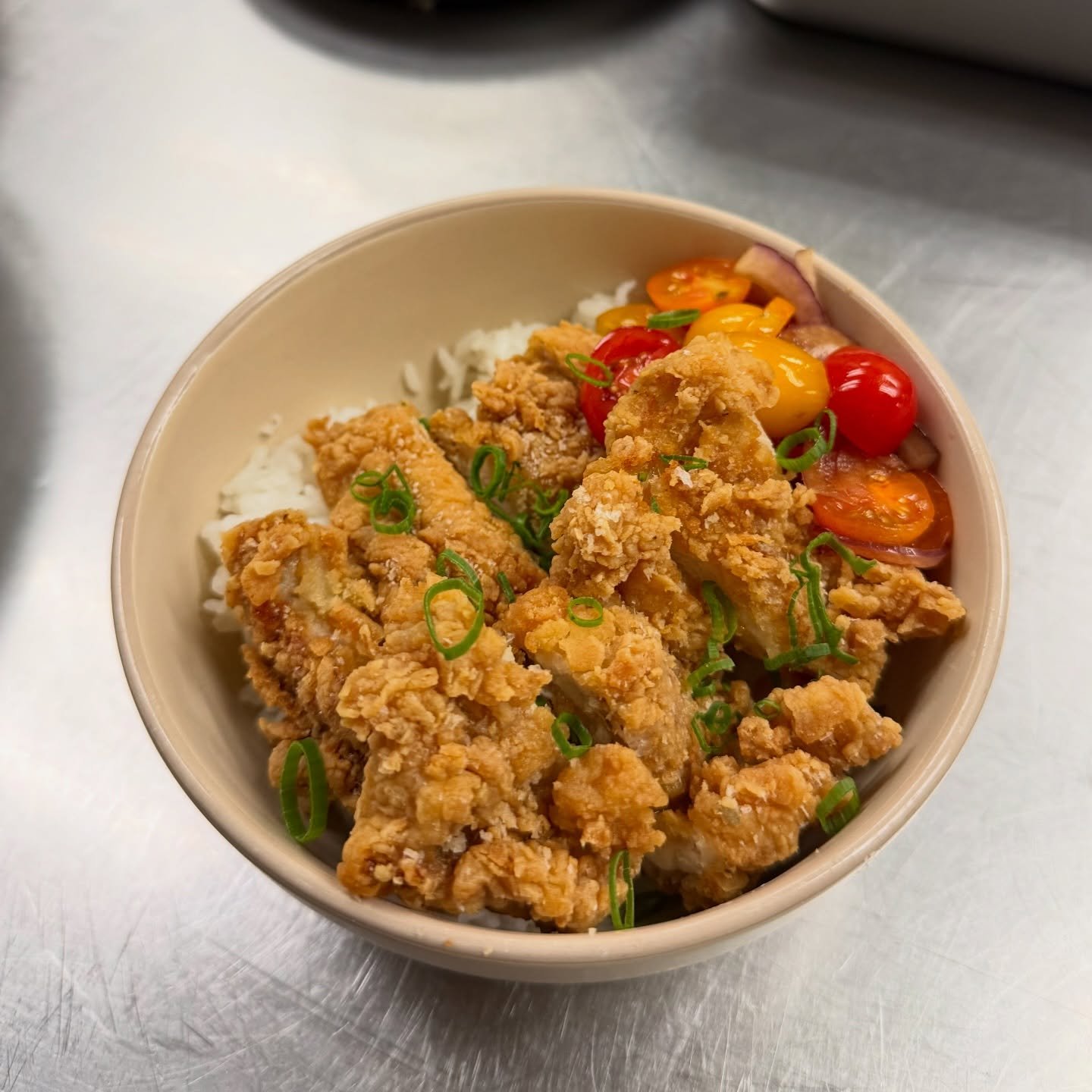 We have a new crowd favorite! Salt &amp; Vinegar fried chicken, Toyomansi tomatoes &amp; a soft bed of rice.

Highly recommend with side order of oxtail soup broth and take a coffee to go on your way out 🔥

See you for lunch @mamaguavahnl