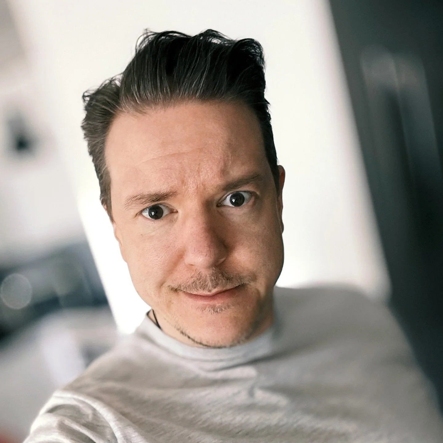 Yst&auml;vien kanssa j&auml;rjestimme illan, jonka ohjelmana oli katsoa tulevaisuuteen. Tarkoituksena oli kalibroida itsemme jatkuvassa muutoksessa. Paljon tapahtuu monella alueella, ja tietoisuus muutoksen suunnasta on t&auml;n&auml; p&auml;iv&auml;