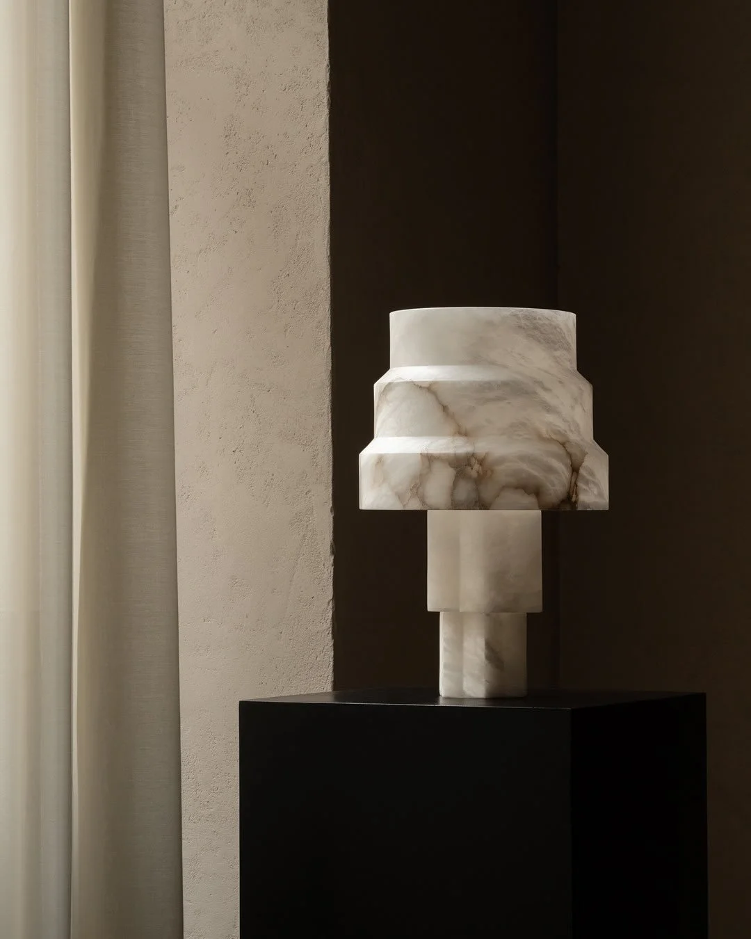 BIG SCALE alabaster lamp &bull; dim. D.31xH.48 cm &bull; photo : @studio.brinth 
.
.
#obscuraesam #lighting #collectibledesign #alabaster #alabasterlamp #stone #finefurniture