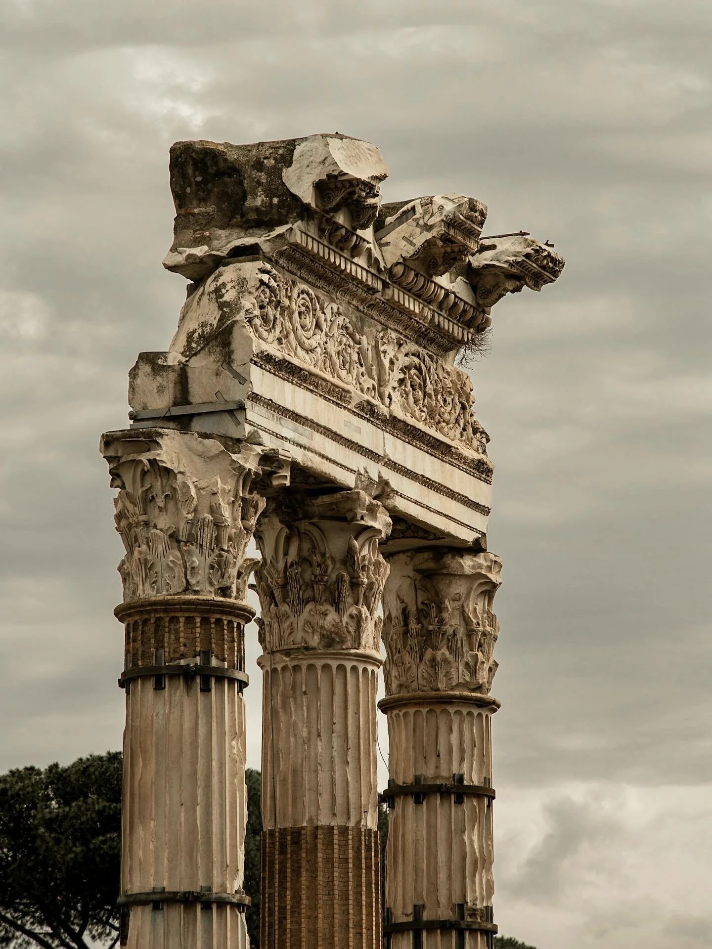 Inspiration &bull; ruins of Venus temple - Rome &bull; photo : Sim&eacute;on Stoilov
.
.
#obscuraesam #obscurae #architecture #rome #venus #genslulia