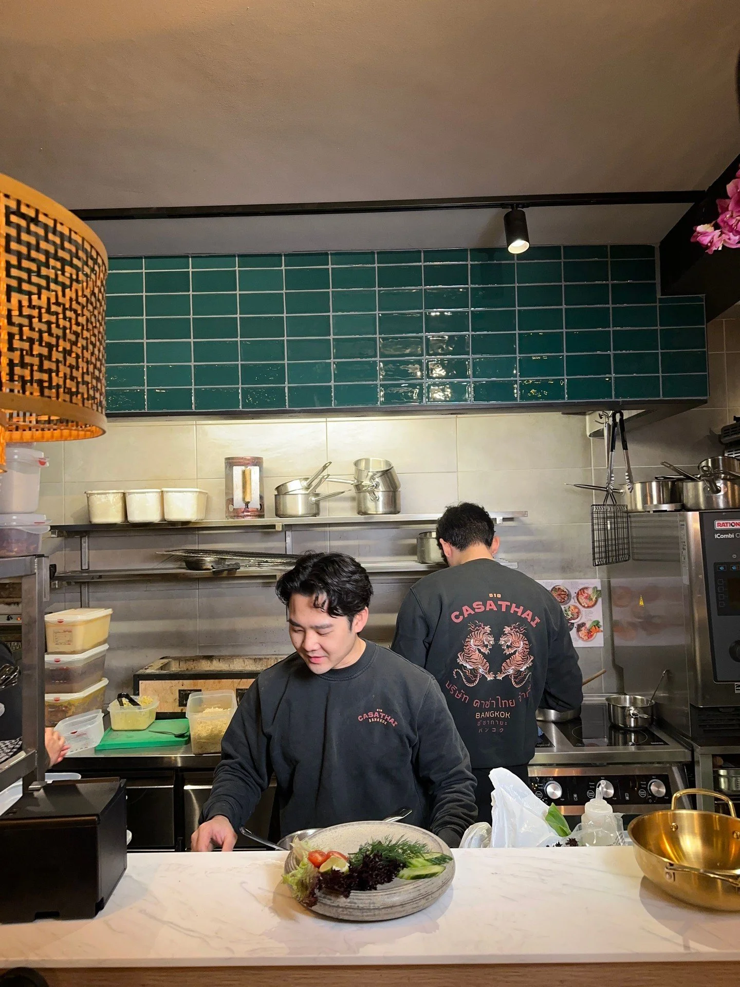 The chefs and their dishes. 😍

#อาหารไทย #กรุงเทพ #ข้าวเหนียวมะม่วง #เนเธอร์แลนด์ #อาหารน่ากิน