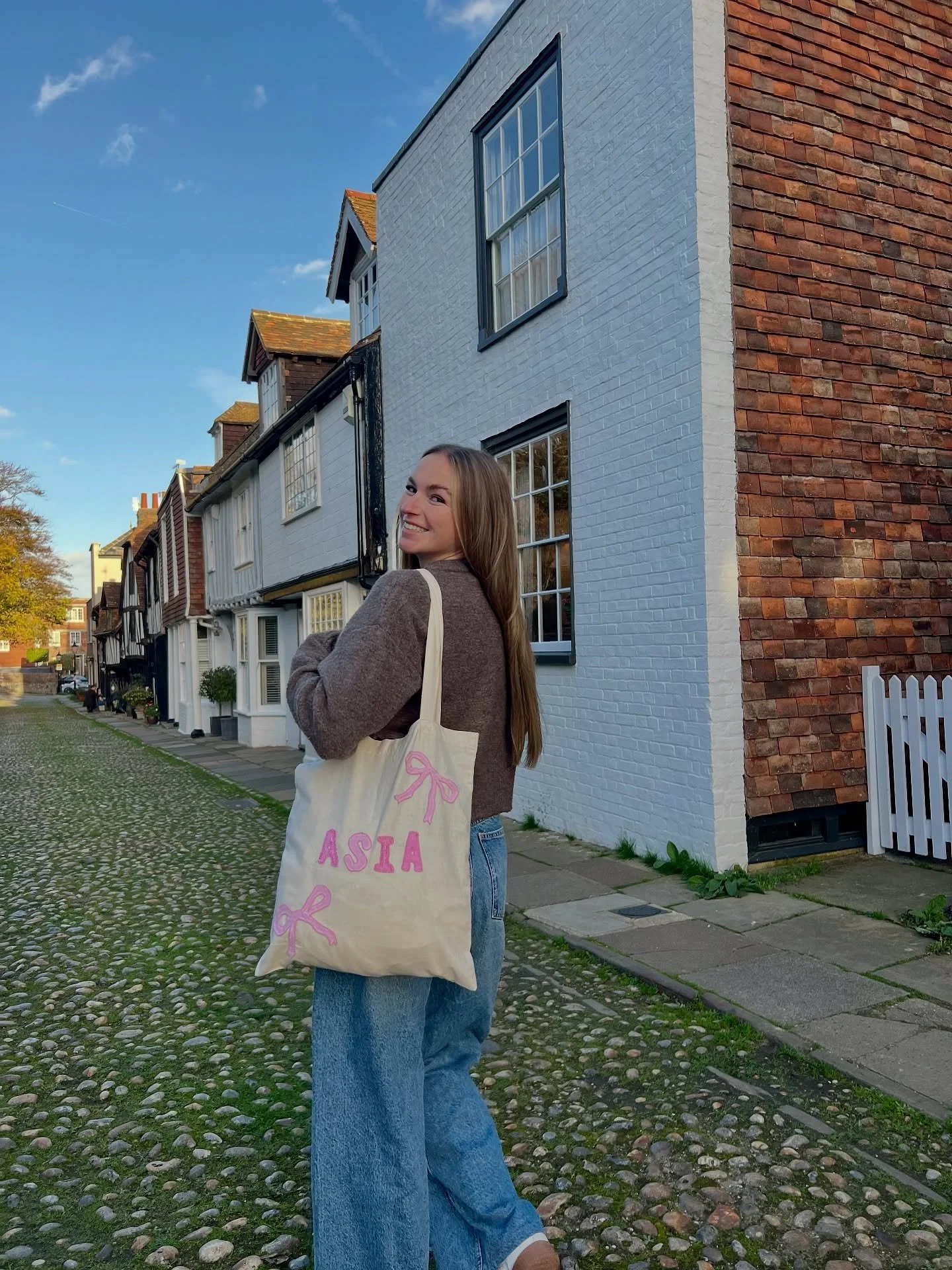 Same tote, different mood 🎀
&lsquo;The Custom Tote&rsquo; &pound;20
&lsquo;The Little Extra Tote&rsquo; &pound;25 (who doesn&rsquo;t love a bow or two?) 💕
A little extra personality for just &pound;5 more 🫶Available to buy on the website! 🔗 Link 