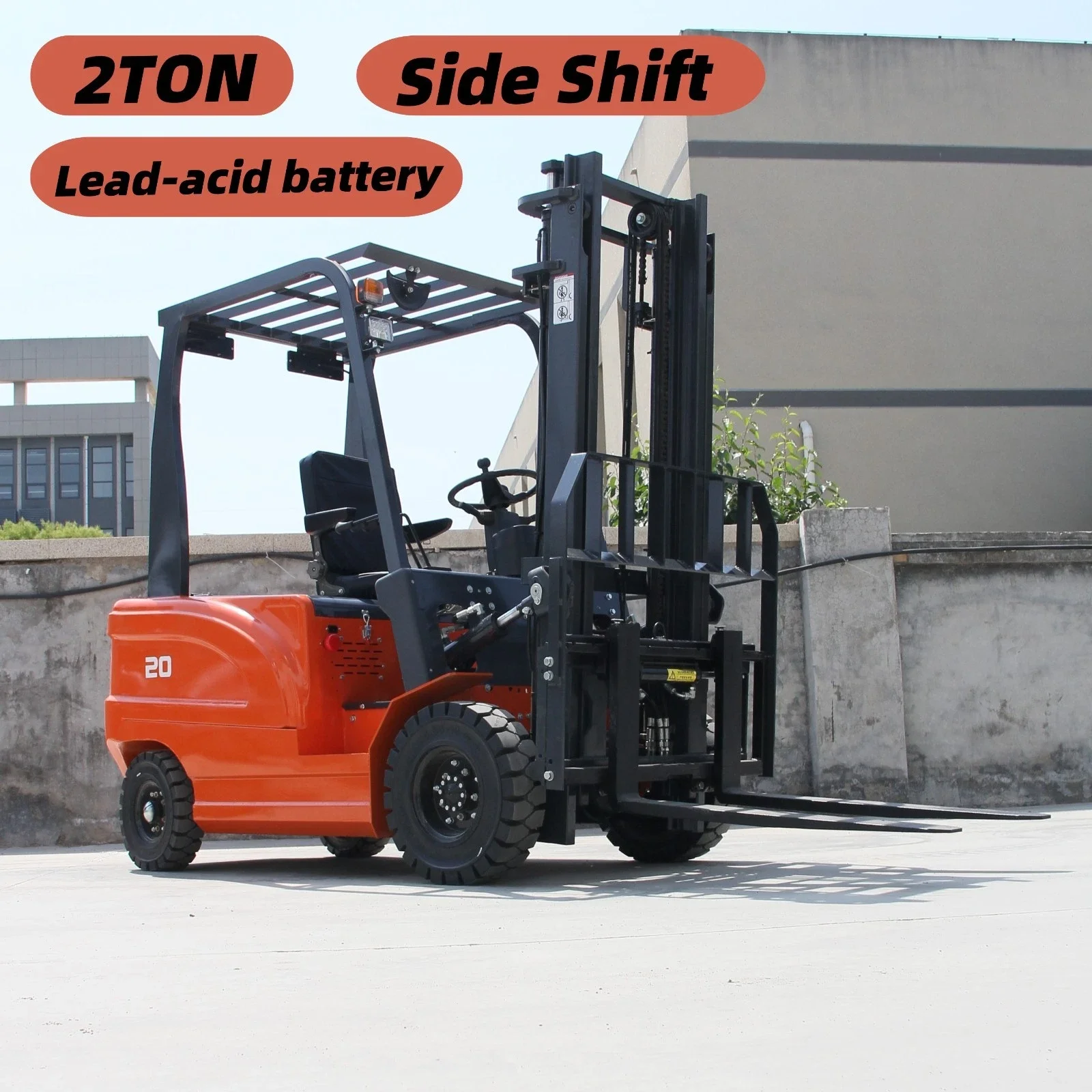 Ein Gabelstapler, orange und schwarz, auf einem unbefestigten Boden vor einer Mauer, mit Textbeschriftung '2TON Side Shift Lead-acid battery'.