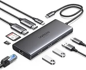 Multifunktionaler USB-C-Hub mit verschiedenen Anschlusskabeln, SD-Kartenleser und USB-Ports.