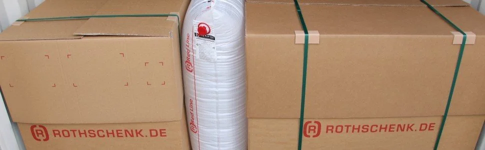 Karton- und Plastikboxen auf einem Regal, mit Markenetiketten 'rothschenk.de'.