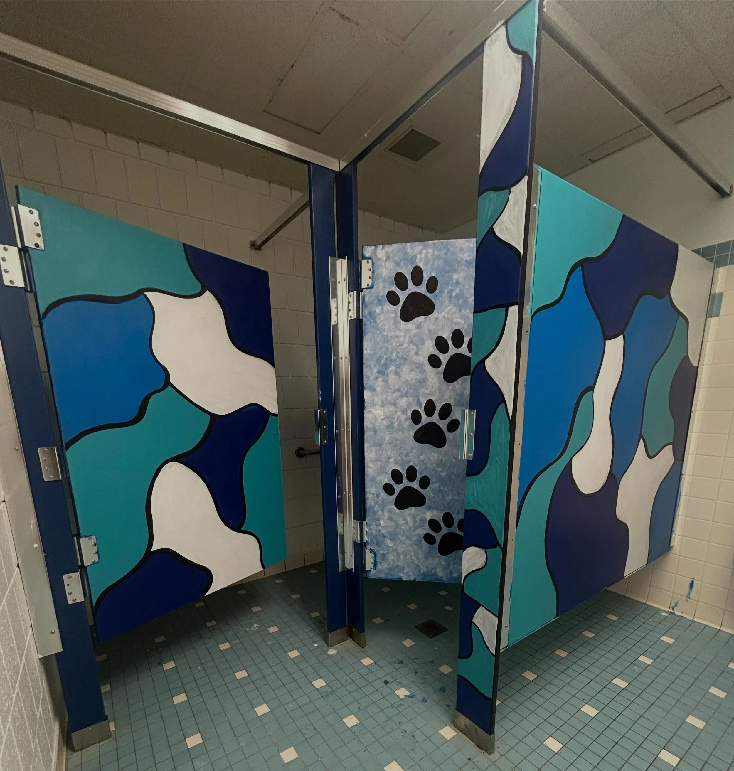 the middle schoolers &amp; i gave the boys bathroom a *much needed* makeover (swipe thru to see the before &amp; after) 🐾

#hgtv