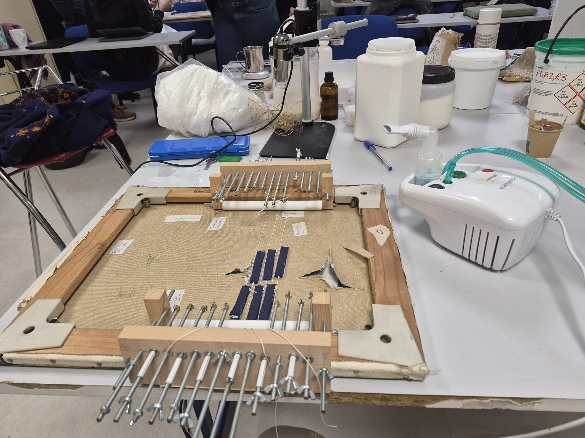 Nouveau cours en première année : reprise minimaliste des déchirures du support toile