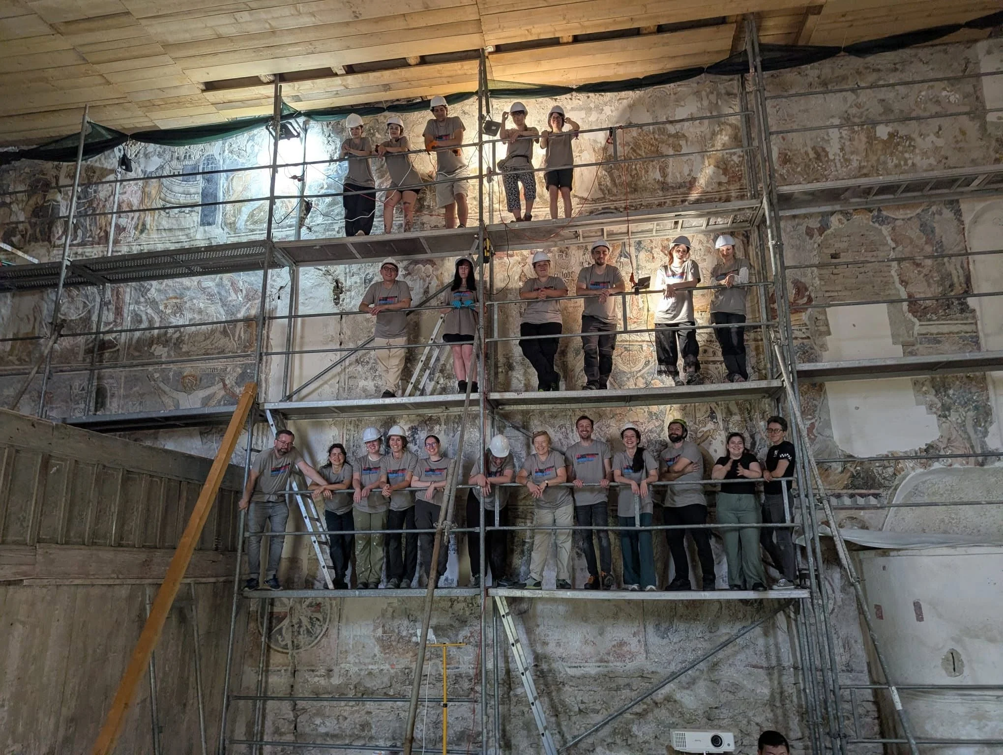 Cap sur la Transylvanie : quatre apprenants d'ATP-Formation sur un chantier-école de peintures murales