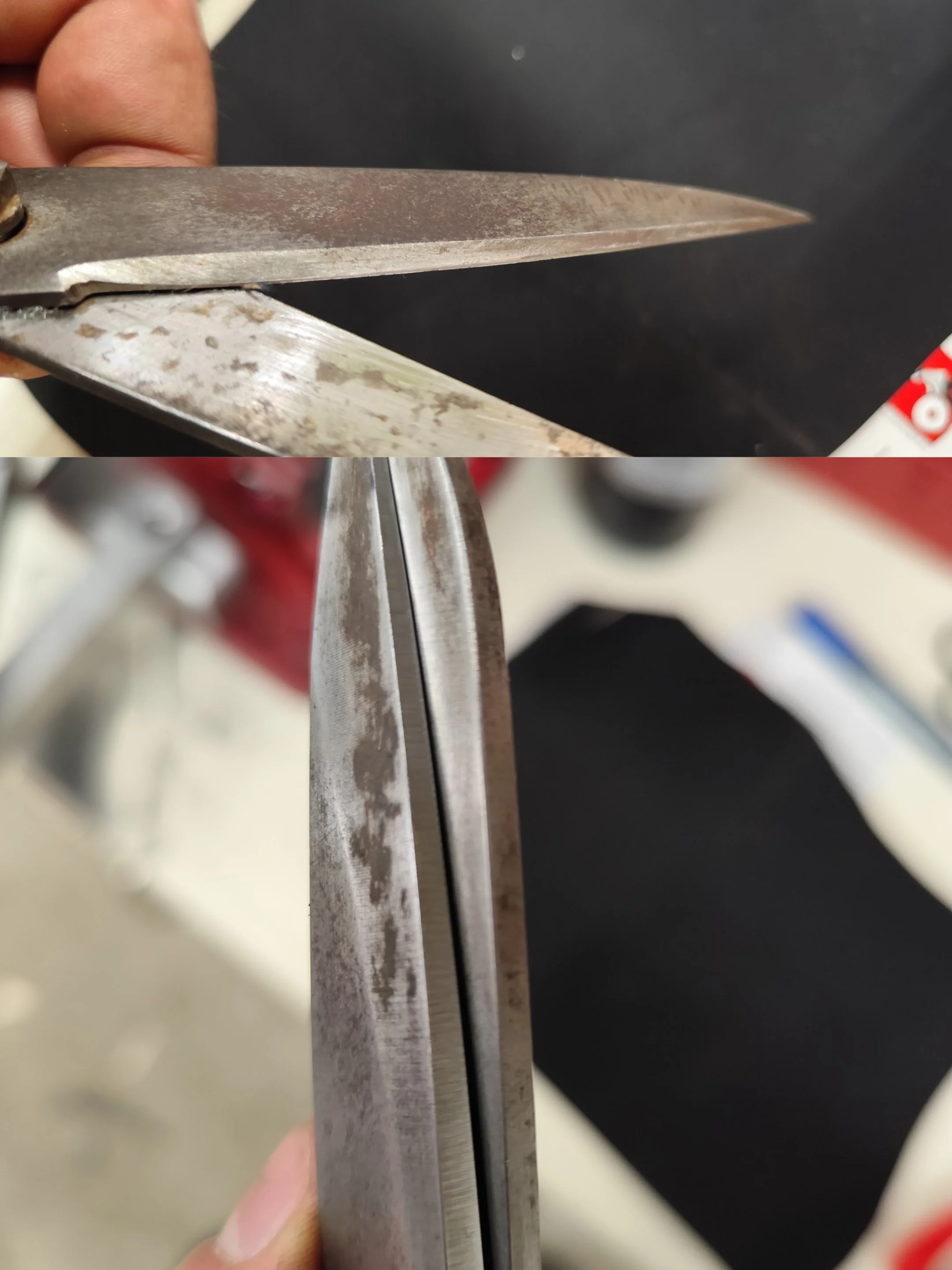 Close-up von zwei Metallwerkzeugen, einen Rasierklingen und eine Schere, beide mit Gebrauchsspuren und Rost.