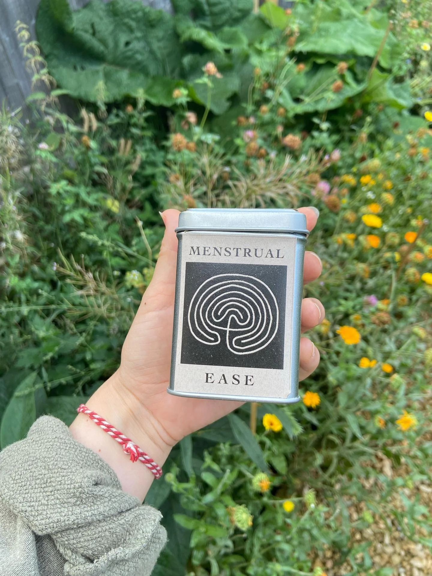 M E N S T R U A L  E A S E

Containing Ladies Mantle, Nettle, Rose Hip, Hibiscus, Yarrow, Chamomile, and Ginger

Formulated to support you through your bleed, the menstrual ease blend helps to:

- nourish with iron and vitamin C rich herbs

- soothe 